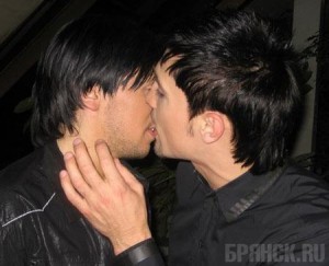 Кумир брянских девченок Дима Билан целует коллегу из Белоруссии