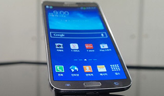 Samsung показал первый изогнутый смартфон