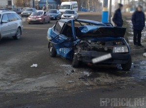 В Брянске водитель ВАЗа устроил аварию и сбежал