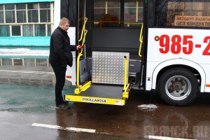 Еще один автобус оборудован подъемником для инвалидов