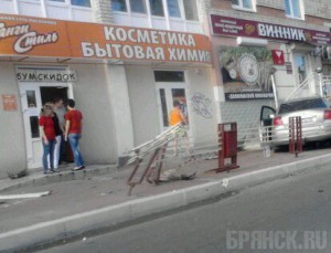 В Брянске иномарка сломала забор возле винного магазина