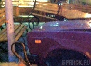 Ночью в Брянске водитель врезался в ресторан