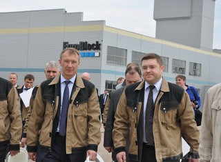 Уникальное предприятие посетил губернатор Брянской области Николай Денин (слева), в сопровождении его директора Алексея Филина (справа).
