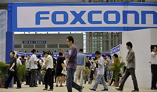 Рабочих Foxconn заменит миллион роботов