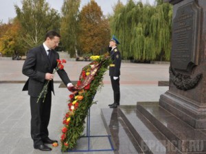 Олег Говорун возлагает цветы к Стеле на Площади воинской славы на Кургане Бессмертия