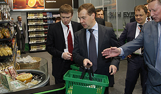 Медведев закупился в магазине будущего