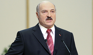 Лукашенко винит Запад в экспорте революций