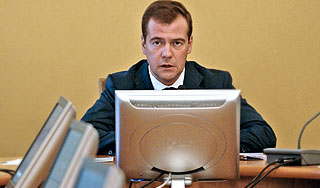 Медведев попросил писать ему на сайт