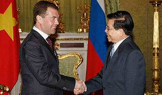 Медведев призвал отказаться от доллара