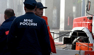 В Москва-реку упал автомобиль с людьми В Москва-реку упал автомобиль с людьми