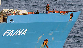 "Фаина" готовится уплыть от пиратов "Фаина" готовится уплыть от пиратов