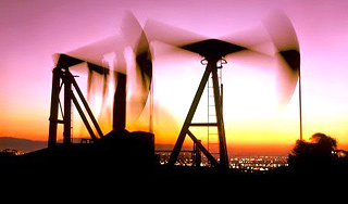 Нефть упала до минимума 2005 года