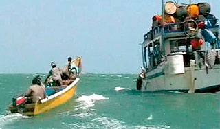 Моряки отпугнули пиратов электротоком Моряки отпугнули пиратов электротоком