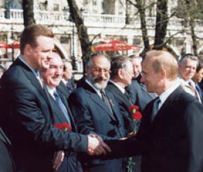 Андрей Вихарев (слева) был замом третьего лица в государстве, пользуясь статусом, он неоднократно спасал того, кого сегодня называет «убийцей, вором, негодяем…»