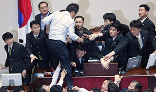 Депутаты Южной Кореи устроили драку