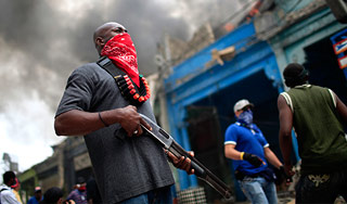 Мародеры Гаити разграбили арсенал