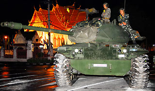 По улицам Бангкока снова прошли танки