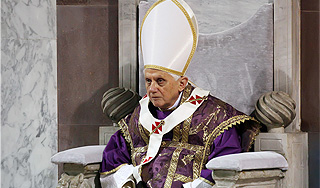 На Папу Римского подали в суд