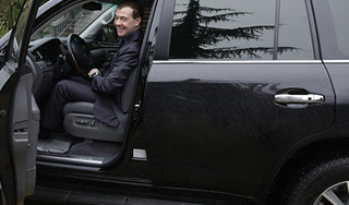 Медведев впервые сел за руль авто в Москве