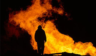 В Дагестане горят тысячи тонн нефти