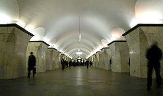 В метро Москвы на рельсы упал человек