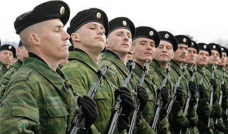 Российским военным пересмотрят зарплату