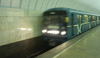 В Москве на рельсах метро погибла женщина