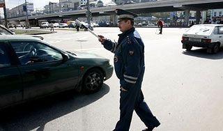 Полиции разрешат забирать машины у россиян