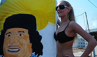 Полуголые россиянки защищают Каддафи