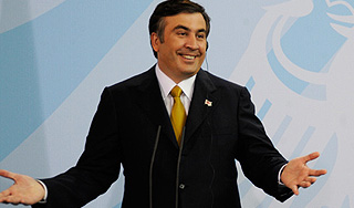 Саакашвили сунул голову в пасть дельфина