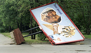 Рекламный щит упал на прохожего в Москве