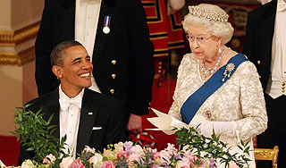 Чета Обама одарила королевскую семью