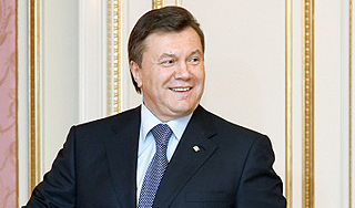 Янукович "откупился" от СМИ тортом