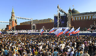 Тысячи людей отметили День России в Москве