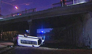 В Москве машина упала с моста на рельсы