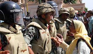 Армия выгнала полицию с площади в Каире