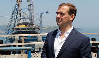 Медведев пригрозил посадить военных