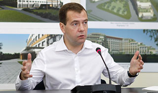 Медведев приказал усилить охрану границ