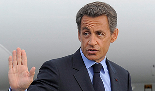 Николя Саркози оттаскали за шиворот