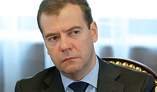 Медведев потребовал разгрузить суды