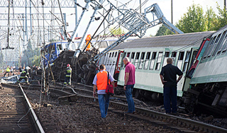 Поезд с людьми потерпел крушение в Польше