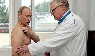 Путин потянул плечо на тренировке