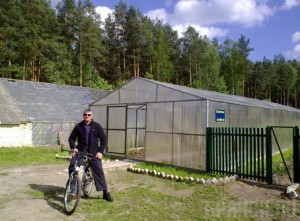 Андрей раскатывает на велосипеде по территории колонии. Фото "Московский комсомолец"