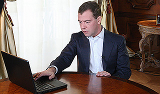 Дмитрия Медведева поздравляют через Twitter