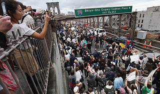 Бунтующие американцы блокировали мост