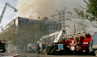 Дом загорелся после взрыва в Подмосковье