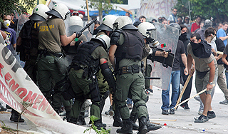 Полиция разгоняет газом 70 тысяч греков