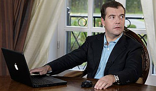 Дмитрий Медведев теперь пишет в Facebook