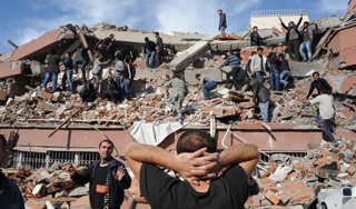 Землетрясение обрушило дома на людей