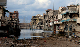 Родной город Каддафи превратили в руины